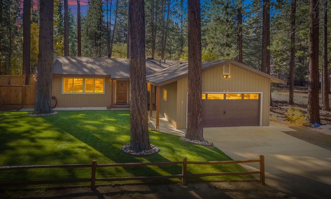 South Lake Tahoe Cabin | Single Level ✔Great Location✔ Hot tub✔ Pool Table✔ Arcade