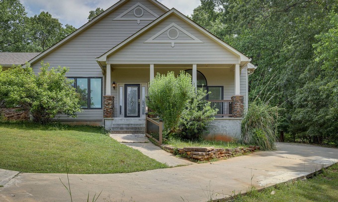 Rockdale County House | Single-Story Home ~ 7 Mi to Old Towne Conyers!