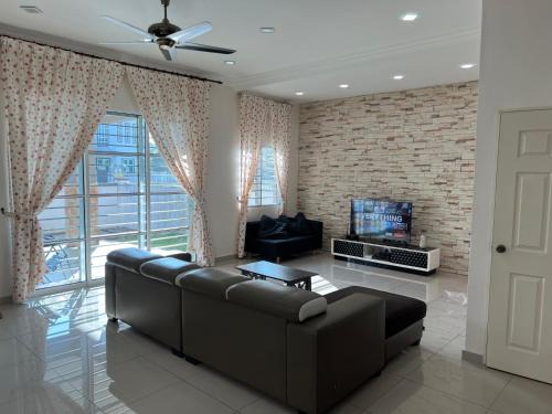 Taman Teratai House | Sitiawan Homestay Entire Semi D house