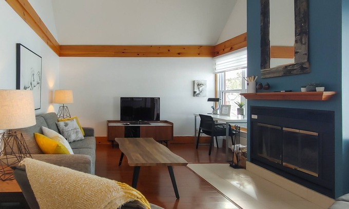 Orford Ski Chalet | Ski and golf 5 minutes from Mont Orford. Chalet with fireplace and large kitchen!