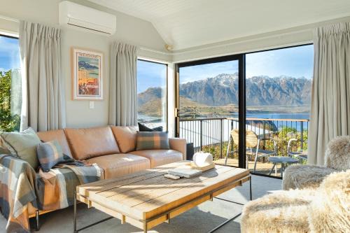 Fernhill House | Ski Chalet Vibe With Stunning Lake Wakatipu Views