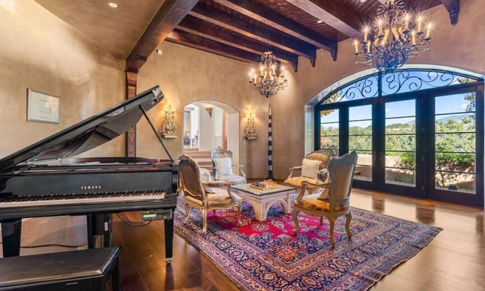 Northeast Santa Fe Villa | Ski Discounts! Luxury Estate with Soothing Hot Tub