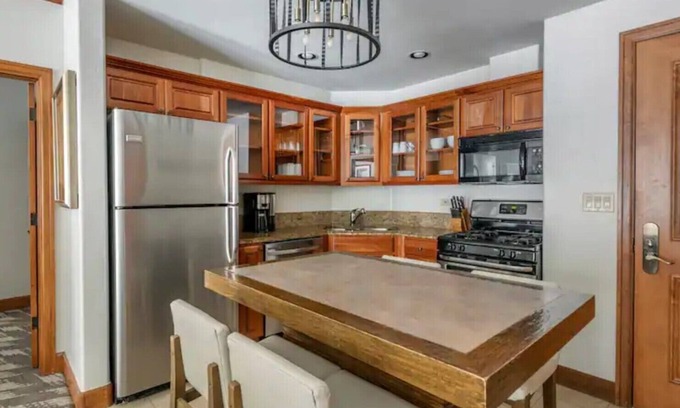 Four O'Clock Hotel | Ski Getaway in a 2 bed 2 bath, walking distance from lifts and downtown!