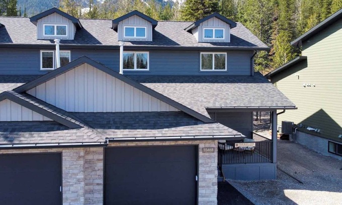 East Kootenay Ski Chalet | Ski In/10 Mins to the Timber Chair l Hot Tub | AC