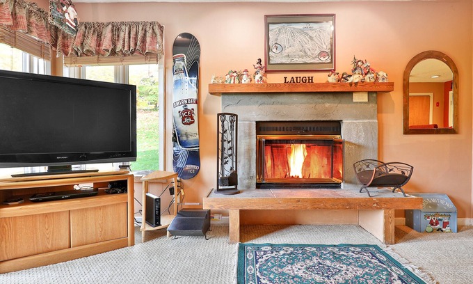 Ludlow Condo | Ski-in/out condo near ski school with washer/dryer, fast WiFi, & mountain views