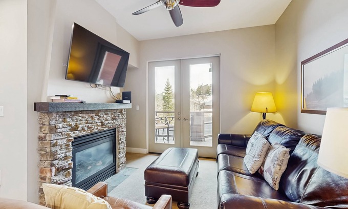 Silvercreek Condo | Ski-in/ski-out condo w/gas fireplace, shared hot tub/pool, & mountain views