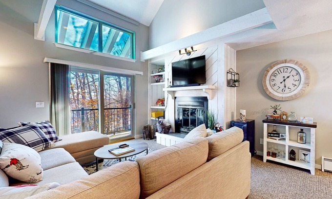 Ludlow Condo | Ski-in/ski-out condo with pool, tennis courts, & grill