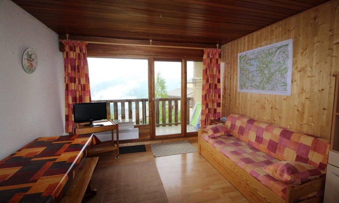 Auris Apartment | Ski-in/ski-out & foot of the slopes, 2nd floor, view mountain, balcony, tv, ski locker, 55m²