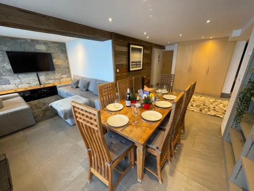 Le Lavachet Apartment | Ski in-Ski out! Spacious & Stylish Apartment for 8 in the heart of Lavachet