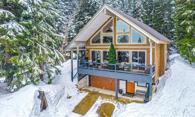 Hyak Cabin | Ski-in/ski-out retreat with a fireplace, WiFi, foosball, air hockey, & deck