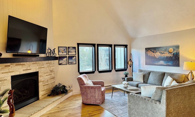 Historic District Condo | Ski-in.Top Floor Condo with amazing Views.Walk to Town/Lifts.Hot Tubs