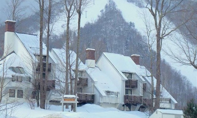 Central Vermont- Killington House | ☆ SKI ON/OFF! ☆ Luxe 2BR+ Trailside! Steam Shower, hot tub, pool, gym +more