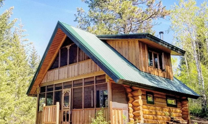 Mara Cottage | Ski & Sauna Getaway | Cozy Off-Grid Cabin Near Larch Hills