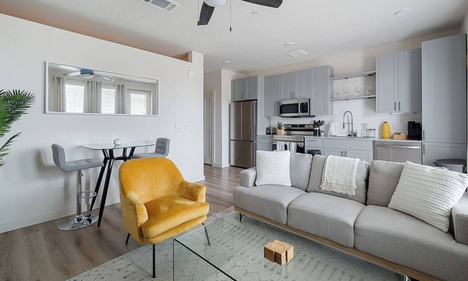 Dallas Apartment | Sky-High Comfort 1BR | Gym| Pool | Pet Friendly