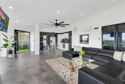Bayview Heights Apartment | Sky High - Peaceful Jacuzzi Panorama
