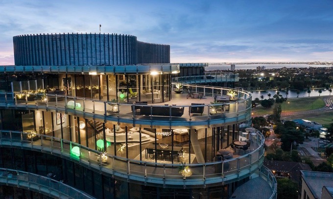 Melbourne House | Sky Melbourne (with car parking)