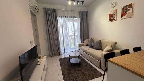 Bukit Indah Apartment | Sky Trees Bukit Indah netflix and wifi