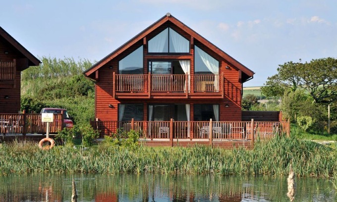 Winnard's Perch Ski Chalet | Skylark sleeps 8 private Hot Tub & Dogs welcome Nr Padstow, Resort Pool Bar & Watersports