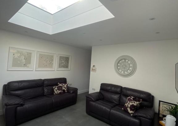 Slough Apartment | Skylight Deluxe Apartment with free parking, close to Windsor, Legoland and Heathrow