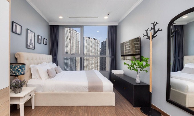 Hang Xanh Apartment | Skyline Retreat: 2BR Vinhomes & Serene Workspace
