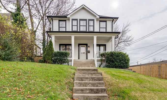 Historic Edgefield House | Skyline Views From Shelby Ave Minutes to Downtown and 5 Points!