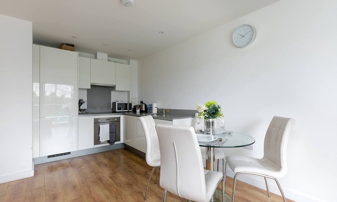 Grange Apartment | Skyvillion 1bed Enfield Flat W balcony & parking