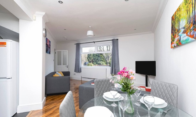 Turkey Street Apartment | Skyvillion - Enfield 4bed House W garden & Parking