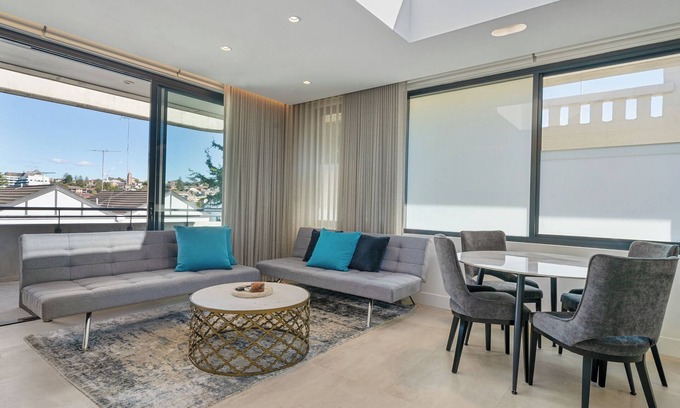Coogee Apartment | Sleek 1BR Apartment w/Skylight near Coogee Beach