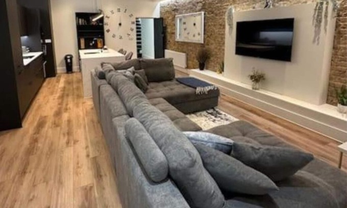 Westcliff-on-Sea Apartment | Sleek & Contemporary 2BR w/WiFi & Netflix - City Centre Nr Cliffs Pavillion