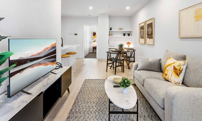 Footscray Apartment | Sleek Modern 1-Bed Apartment with Study Space
