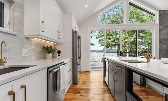 Enfield House | Sleek Modern Lake House