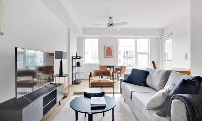 Cascade Apartment | Sleek SLU 1BR w/Gym & Parking, walk to Space Needle, by Blueground