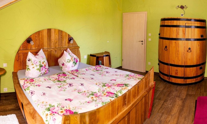 Burg Apartment | Sleeping in the wine barrel 2, 2 bedrooms, living room/kitchenette, shower/WC - Fruit dreams Sleeping