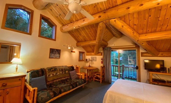 Winthrop Apartment | Sleeping Wolf Studio w/ski trail & river access, pool/hot tub