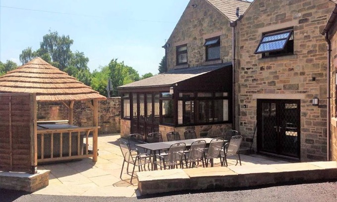 Two Dales House | Sleeps 10 Guests and Includes Hot-tub, Games Room, & Electric car Charging Point