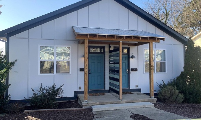 Downtown House | Sleeps 12-14 in comfortable beds, 6 BR. Oak City Duplex for your Large Group!
