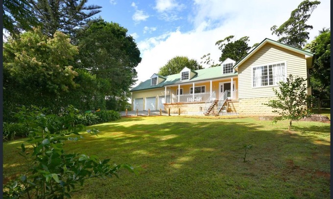 Eagle Heights House | Sleeps 14 & has 4 bathrooms, pool table, pizza oven, spa pool, wood heater