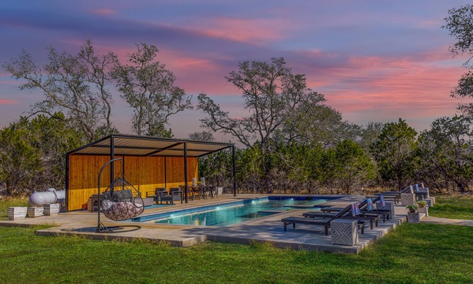 Dripping Springs House | Sleeps 18, Football Fave, Pool, Hot Tub, 2 Fire Pits