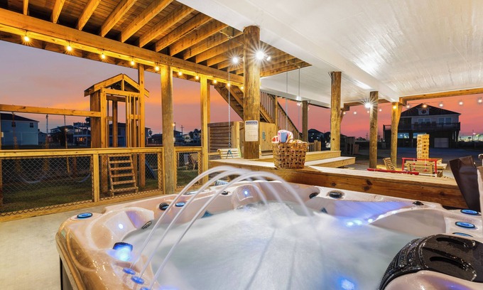 Crystal Beach House | Sleeps 20, 4 King BR, Beach Access, Luxury Spa, Decks, Pets, Games Galore