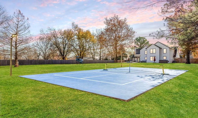 Broken Arrow House | Sleeps 22—Pickleball~Hot Tub~Pool Table~Games