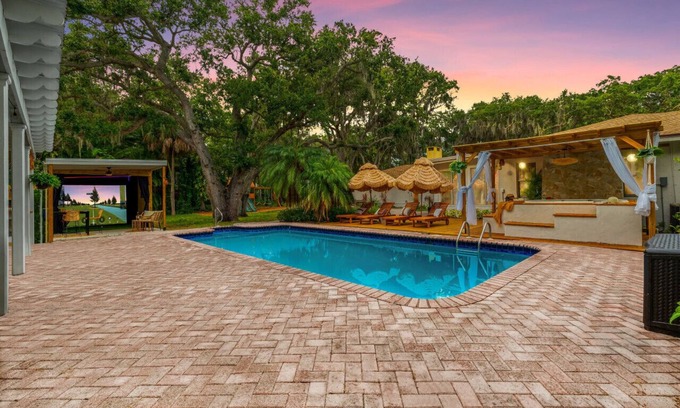 Largo Villa | Sleeps 25+ 9BR Heated Pool Hot Tub Golf Simulator Games