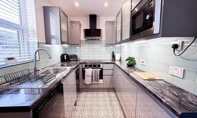 Manchester Apartment | Sleeps 7/8 l Groups l Relocation