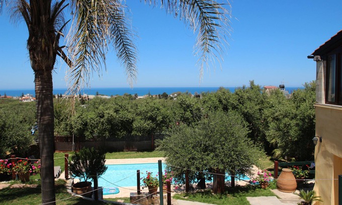 Maleme Villa | sleeps 8, large garden- Palma