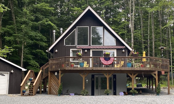 Hamlin Ski Chalet | Sleeps six humans + two dogs!