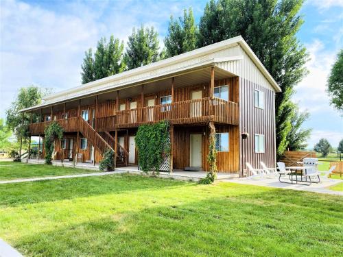 Jensen House | Sleeps up to 42 Private Clubhouse, Sand Volleyball, Playground, 6miles to Quarry