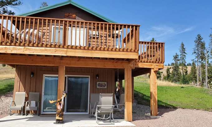Anaconda Cabin | Slim's Hideaway - Cozy cabin with spectacular lake view