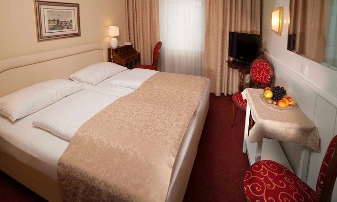 City Centre Salzburg House | Small double room - Hotel Vier Jahreszeiten ****