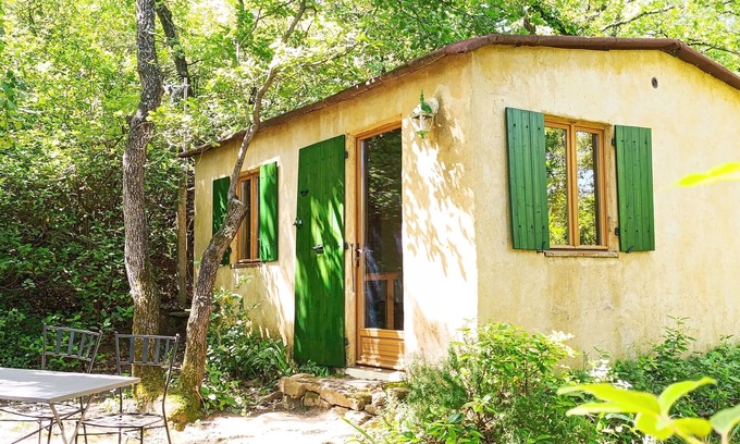 Piolenc House | Small house on shady plot, swimming pool not overlooked, close to the village.
