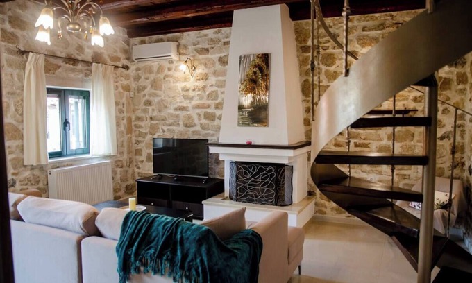 Pirgou Villa | Small Villa Pyrgou with Shared Swimming Pool