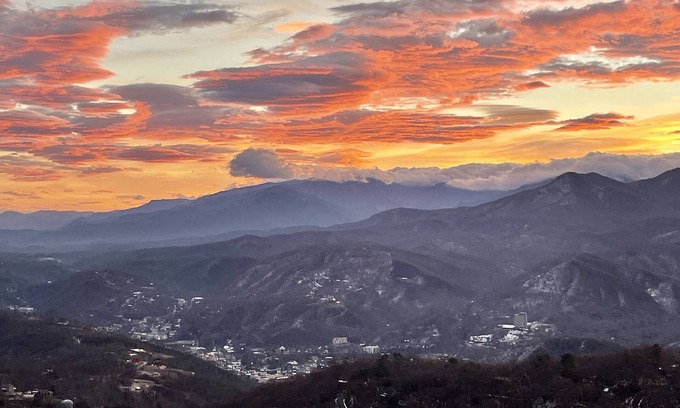 Chalet Village Condo | Smoky Mountain Dreamin! Summit Condo best views in Gburg! New indoor pool open!